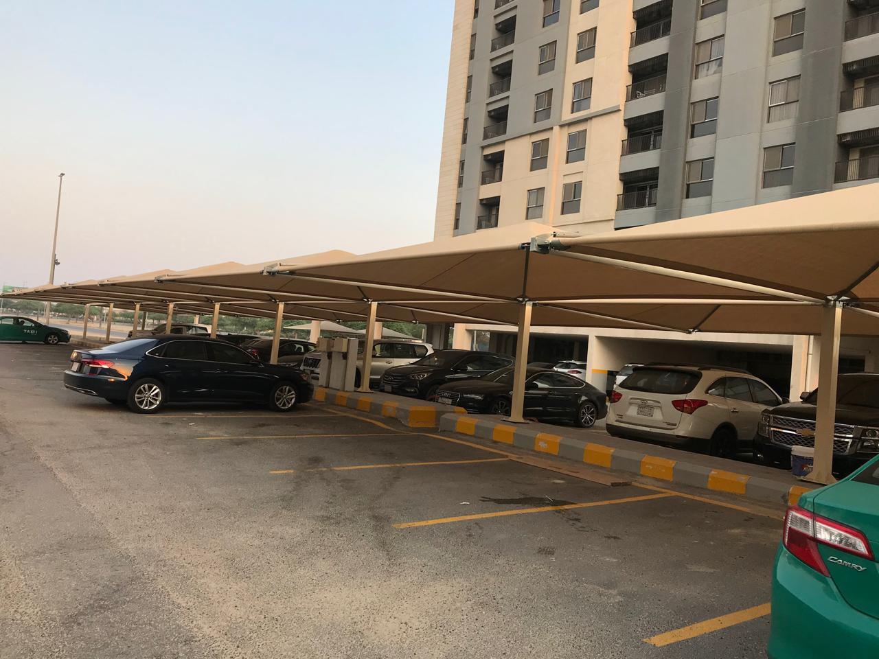 مظلات الشرقية الدمام الخبر القطيف الاحساء الجبيل ظلال الشرقية للمظلات والسواتر وجميع اعمال الحدادة والمقاولات العامة الأضرار الناتجة عن أشعة الشمس لا تتوقف فقط عند السيارات بل تمتد أيضًا لتشمل الممتلكات مثل الواجهات الزجاجية للمباني، الأثاث الخارجي، والمعدات الحساسة. تركيب مظلات شد إنشائي فوق هذه الممتلكات يوفر طبقة حماية إضافية تُطيل من عمرها الافتراضي وتقلل من تكاليف الصيانة والإصلاح.